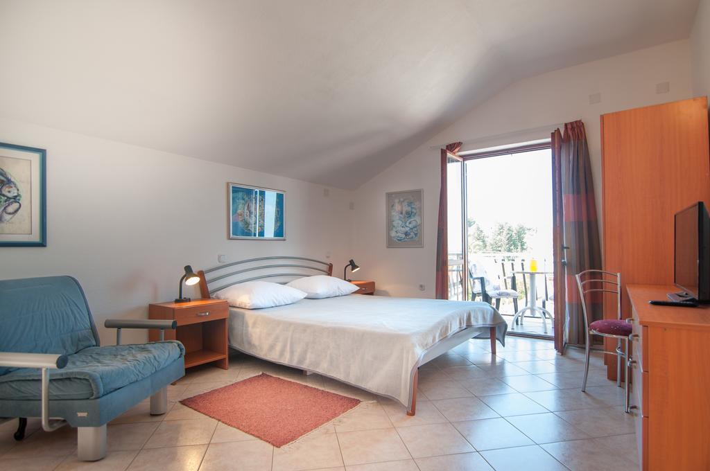 Apartments Raic Supetar Εξωτερικό φωτογραφία